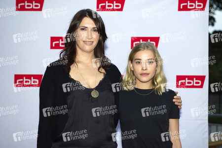 Filmpremiere 'Alles Isy' in Berlin
