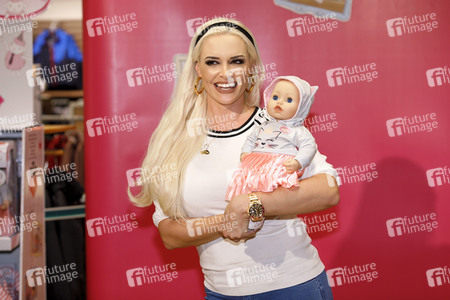 Baby Annabell Geburtstag mit Daniela Katzenberger in Köln