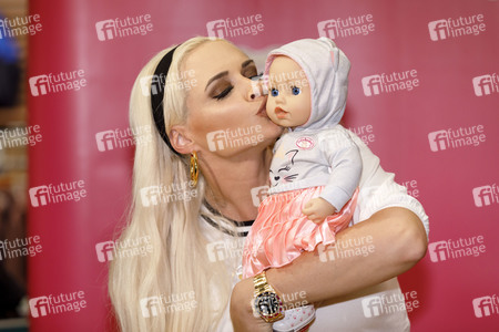 Baby Annabell Geburtstag mit Daniela Katzenberger in Köln