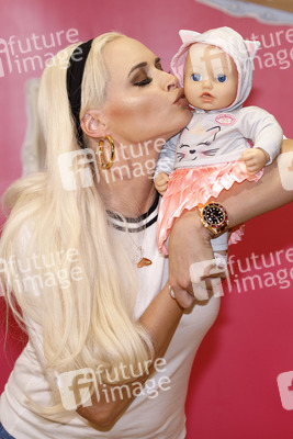 Baby Annabell Geburtstag mit Daniela Katzenberger in Köln