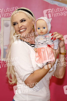 Baby Annabell Geburtstag mit Daniela Katzenberger in Köln
