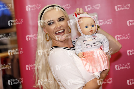 Baby Annabell Geburtstag mit Daniela Katzenberger in Köln