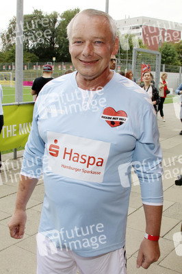 Benefiz-Fußballspiel 'Kicken mit Herz' 2018 in Hamburg