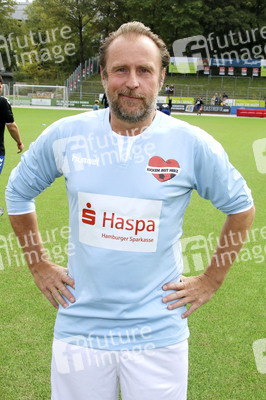 Benefiz-Fußballspiel 'Kicken mit Herz' 2018 in Hamburg