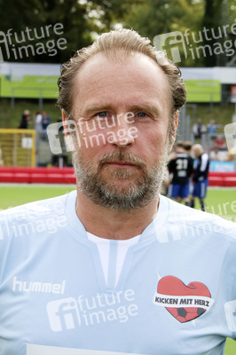 Benefiz-Fußballspiel 'Kicken mit Herz' 2018 in Hamburg
