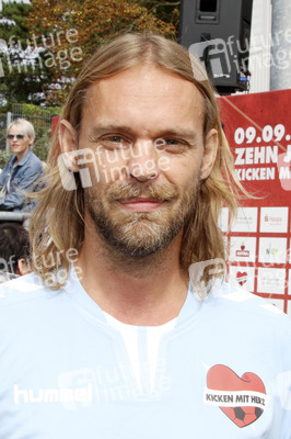 Benefiz-Fußballspiel 'Kicken mit Herz' 2018 in Hamburg
