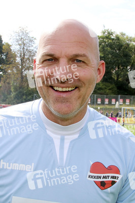Benefiz-Fußballspiel 'Kicken mit Herz' 2018 in Hamburg