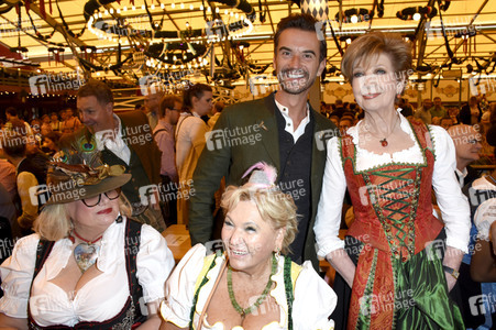 Im Schottenhamel Festzelt bei der Eröffnung vom Oktoberfest 2018 in München