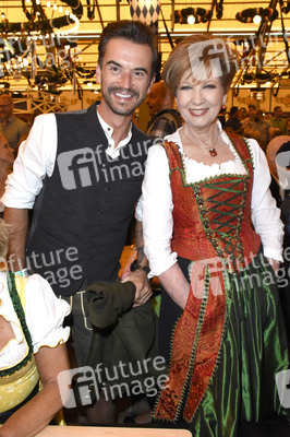 Im Schottenhamel Festzelt bei der Eröffnung vom Oktoberfest 2018 in München