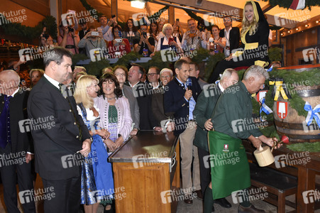 Im Schottenhamel Festzelt bei der Eröffnung vom Oktoberfest 2018 in München