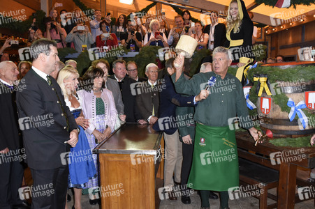 Im Schottenhamel Festzelt bei der Eröffnung vom Oktoberfest 2018 in München