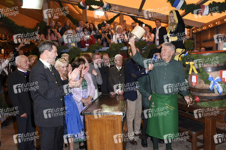 Im Schottenhamel Festzelt bei der Eröffnung vom Oktoberfest 2018 in München