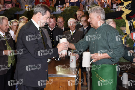 Im Schottenhamel Festzelt bei der Eröffnung vom Oktoberfest 2018 in München