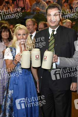 Im Schottenhamel Festzelt bei der Eröffnung vom Oktoberfest 2018 in München