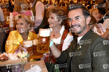 Im Schottenhamel Festzelt bei der Eröffnung vom Oktoberfest 2018 in München
