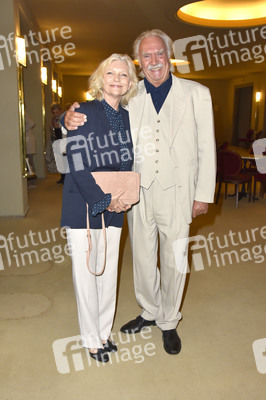 Theaterpremiere 'Willkommen bei den Hartmanns' in Berlin