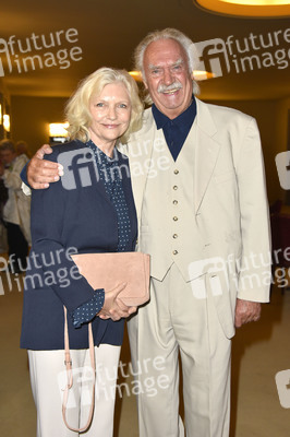 Theaterpremiere 'Willkommen bei den Hartmanns' in Berlin