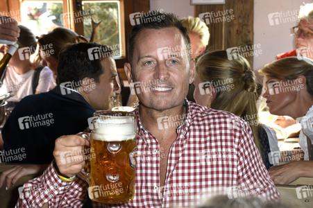 In Käfers Wiesn-Schänke beim Oktoberfest 2018 in München