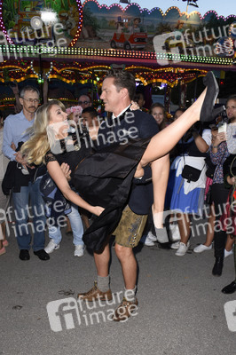 Almauftrieb in Käfers Wiesn-Schänke auf dem Oktoberfest 2018 in München