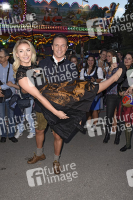Almauftrieb in Käfers Wiesn-Schänke auf dem Oktoberfest 2018 in München