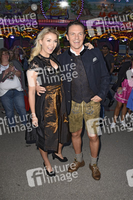 Almauftrieb in Käfers Wiesn-Schänke auf dem Oktoberfest 2018 in München