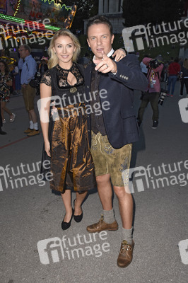 Almauftrieb in Käfers Wiesn-Schänke auf dem Oktoberfest 2018 in München