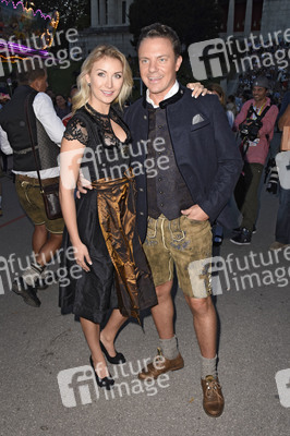 Almauftrieb in Käfers Wiesn-Schänke auf dem Oktoberfest 2018 in München