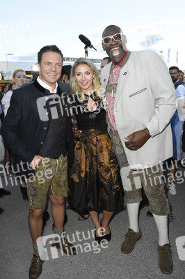 Almauftrieb in Käfers Wiesn-Schänke auf dem Oktoberfest 2018 in München