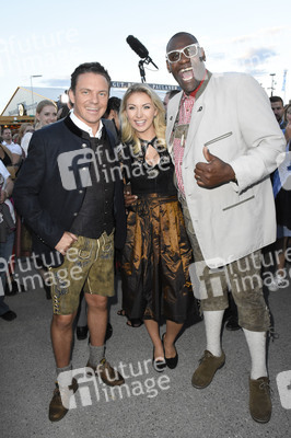 Almauftrieb in Käfers Wiesn-Schänke auf dem Oktoberfest 2018 in München