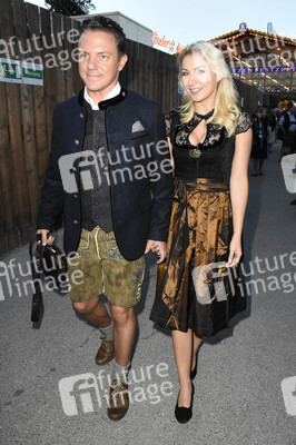 Almauftrieb in Käfers Wiesn-Schänke auf dem Oktoberfest 2018 in München