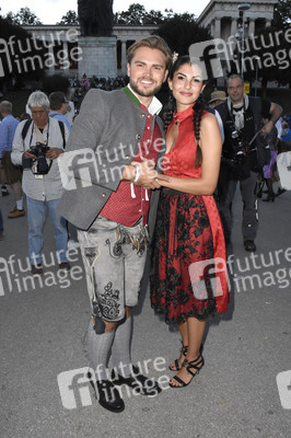 Almauftrieb in Käfers Wiesn-Schänke auf dem Oktoberfest 2018 in München