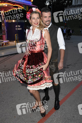 Almauftrieb in Käfers Wiesn-Schänke auf dem Oktoberfest 2018 in München