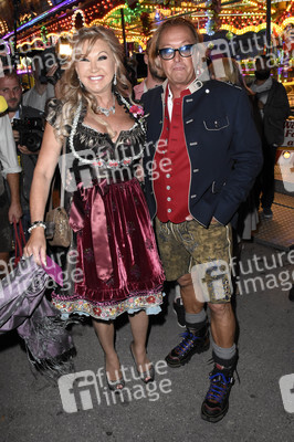 Almauftrieb in Käfers Wiesn-Schänke auf dem Oktoberfest 2018 in München