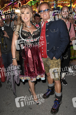 Almauftrieb in Käfers Wiesn-Schänke auf dem Oktoberfest 2018 in München