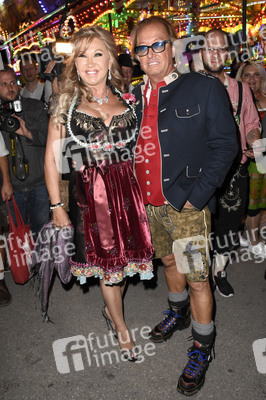 Almauftrieb in Käfers Wiesn-Schänke auf dem Oktoberfest 2018 in München