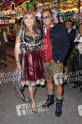 Almauftrieb in Käfers Wiesn-Schänke auf dem Oktoberfest 2018 in München
