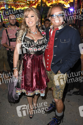 Almauftrieb in Käfers Wiesn-Schänke auf dem Oktoberfest 2018 in München
