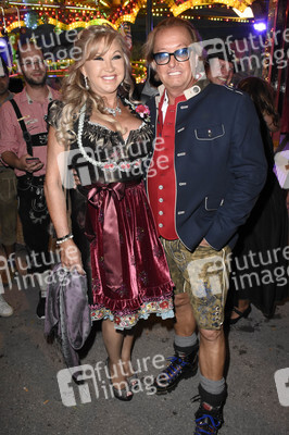 Almauftrieb in Käfers Wiesn-Schänke auf dem Oktoberfest 2018 in München