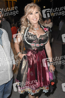 Almauftrieb in Käfers Wiesn-Schänke auf dem Oktoberfest 2018 in München