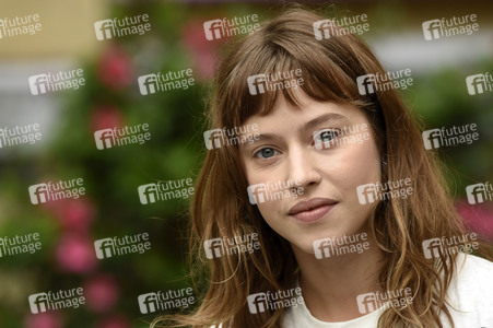 Exklusives Photoshooting mit Lou de Laage, San Sebastian Film Festival 2018