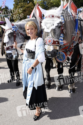 Regine Sixt Damenwiesn im Schützen Festzelt beim Oktoberfest 2018 in München