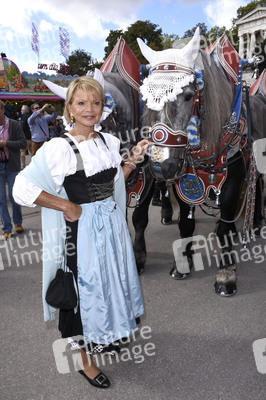 Regine Sixt Damenwiesn im Schützen Festzelt beim Oktoberfest 2018 in München