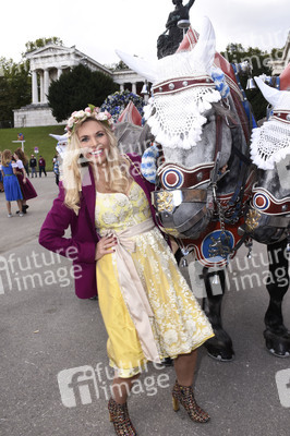Regine Sixt Damenwiesn im Schützen Festzelt beim Oktoberfest 2018 in München
