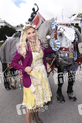 Regine Sixt Damenwiesn im Schützen Festzelt beim Oktoberfest 2018 in München