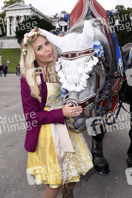 Regine Sixt Damenwiesn im Schützen Festzelt beim Oktoberfest 2018 in München