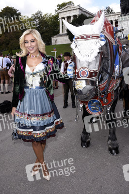 Regine Sixt Damenwiesn im Schützen Festzelt beim Oktoberfest 2018 in München