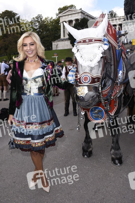 Regine Sixt Damenwiesn im Schützen Festzelt beim Oktoberfest 2018 in München