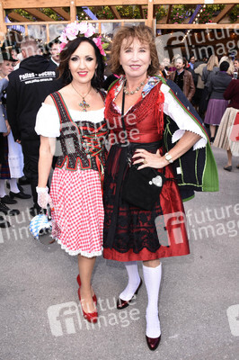 Regine Sixt Damenwiesn im Schützen Festzelt beim Oktoberfest 2018 in München