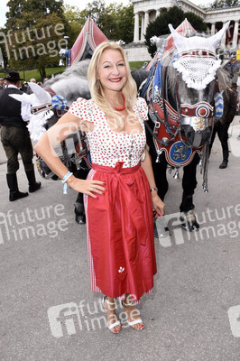 Regine Sixt Damenwiesn im Schützen Festzelt beim Oktoberfest 2018 in München