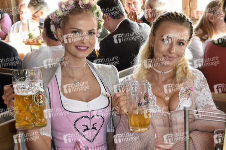 Barbie Wiesntreff in Käfers Wiesn-Schänke beim Oktoberfest 2018 in München